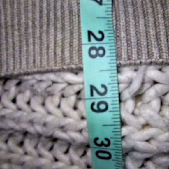An Izod mens chunky sweater. It has a PTP 23.5", 25" from neck to hem in front. - Picture 4 of 9